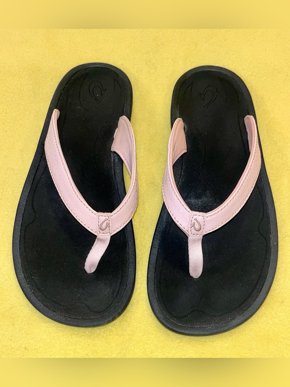 OluKai Kūlapa Kai Women's Beach Sandals - Petal Pink / Black - Size 8